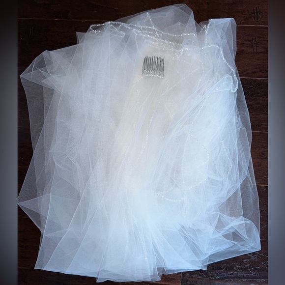 White extended cathedral veil with crystal beaded edge - Picture 1 of 2
